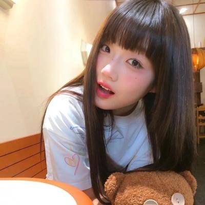 挥著翅膀的女孩海报